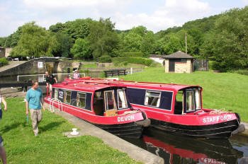 One way canal holiday route via the Calder & Hebble Navigation - Salterhebble Locks